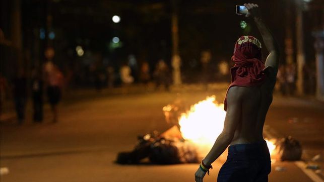 Disturbios-ciudad-brasilena-Salvador-Uruguay-Nigeria_EDIIMA20130621_0016_4